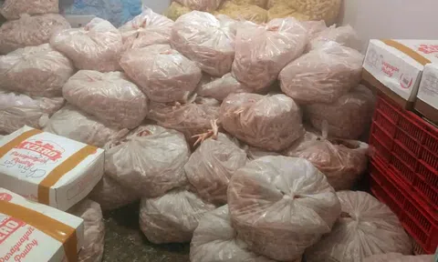 Hà Nội: Gần 1 tấn chân gà, thịt trâu bẩn bị thu giữ