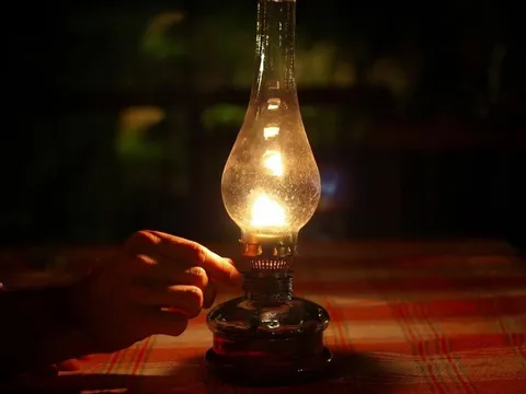 Cấp cứu bé trai hơn 1 tuổi bị viêm phổi hít do uống dầu thắp đèn