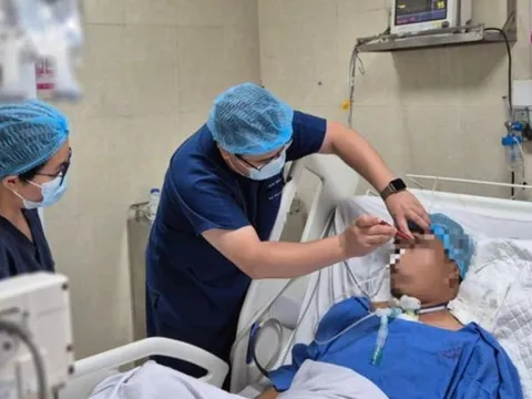 Thứ trưởng Bộ Y tế hỗ trợ cứu người đàn ông nguy kịch trên cầu Nhật Tân